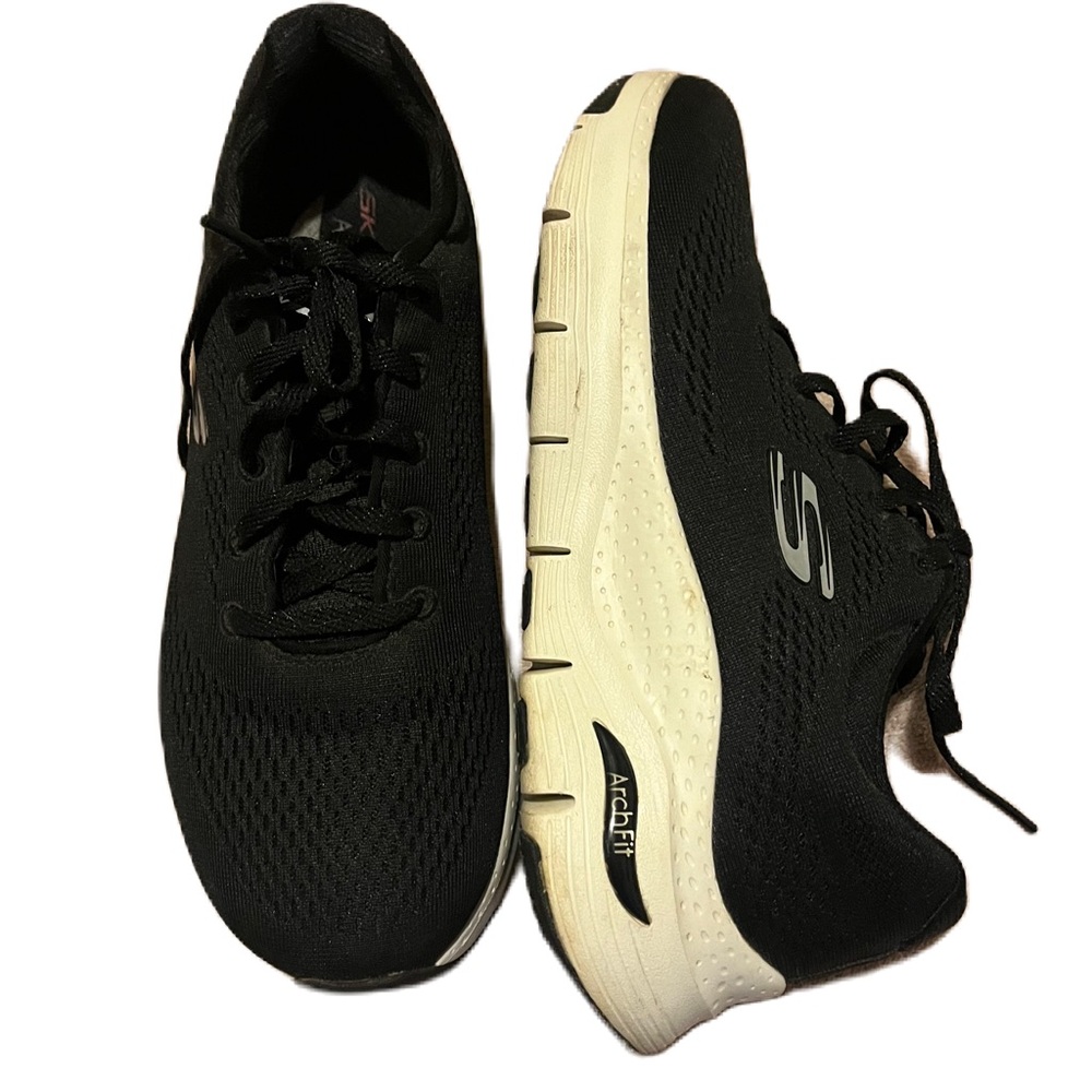 Skechers women’s Black and White Arch Fit Air-Cooled Sneakers 7
